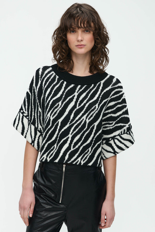 Nouhaila Studio Pullover | Black White